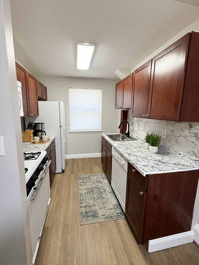Hill Manor Apartments — Photo 3