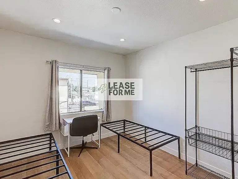 Private Bedroom Near USC Renovated Home with All Utilities Included — Photo 2