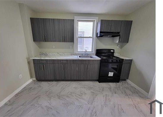 1st image of 52 Welland Ave APT 2