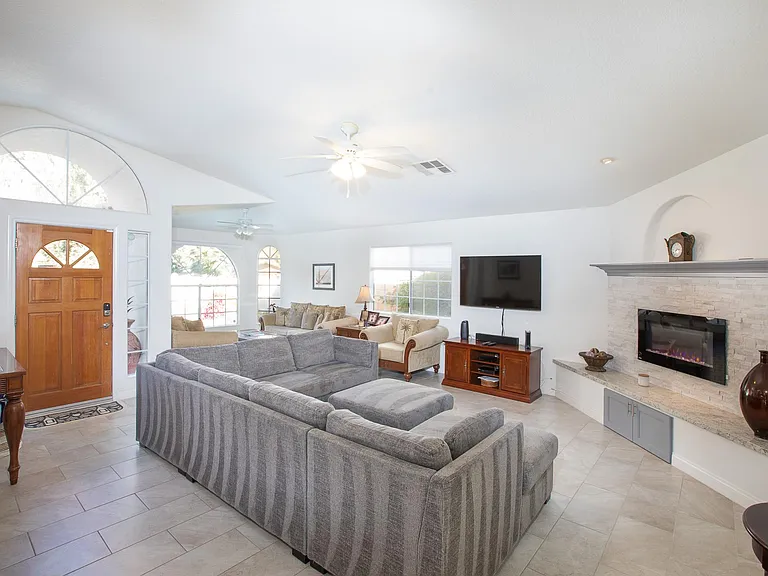 51880 Avenida Madero — Photo 12