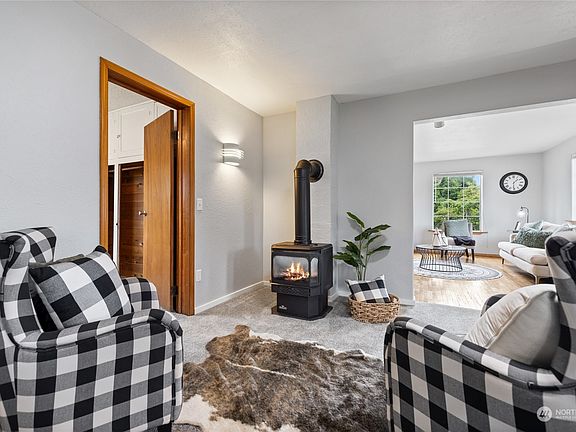 5th image of 1004 3rd Avenue NW