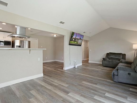 5th image of 825 Buckingham Dr