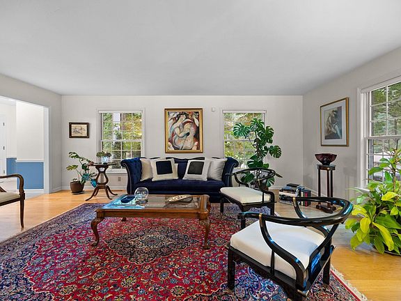 5th image of 3608 Capilano Dr