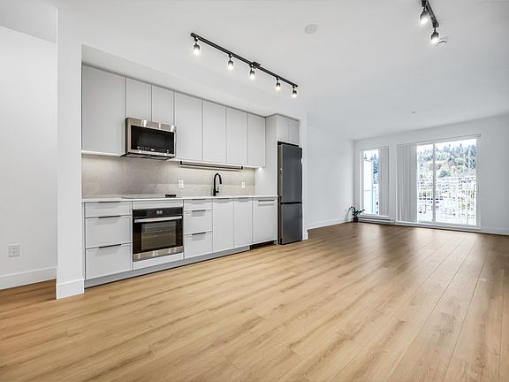 5th image of 3055 Murray St