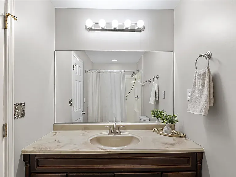 534 W Hugh St — Photo 14