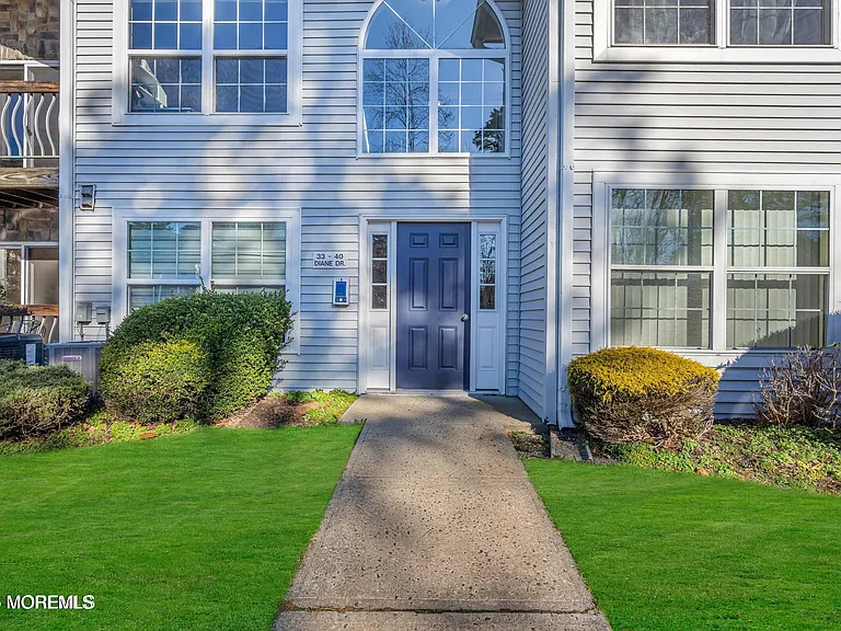 33 Diane Dr — Photo 2