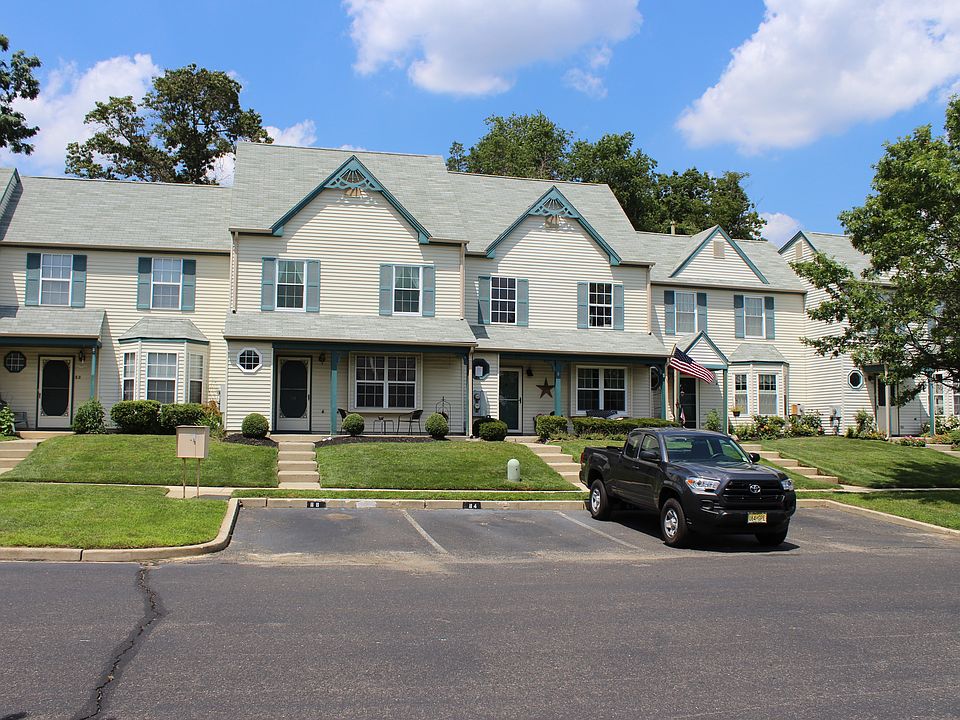 2nd image of 82 Knoll Dr