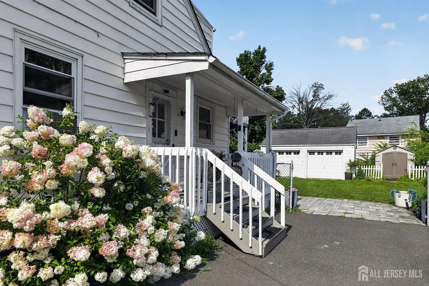 2 bed, 1.0 bath, 744 sqft, $2,250 — Photo 2