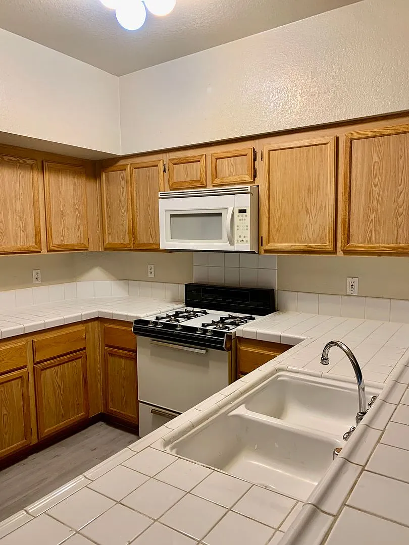 Must See Condo! — Photo 4