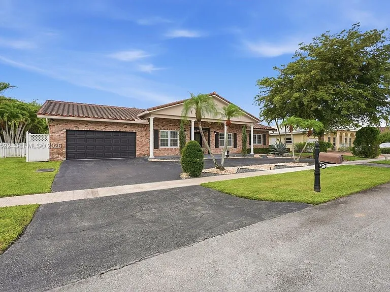 16530 Lake Tree Dr — Photo 7