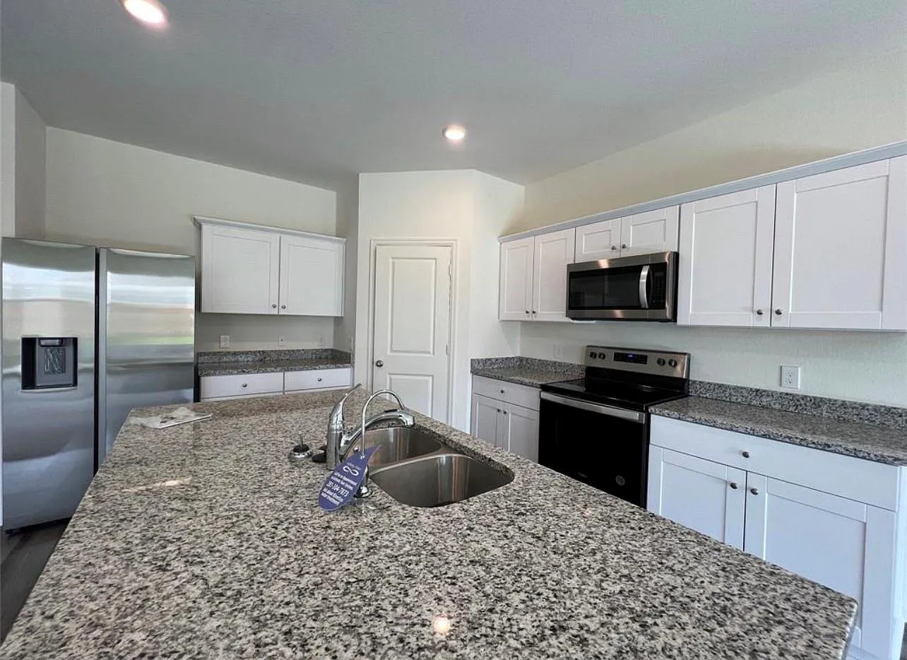 5 bed, 3.0 bath, 2722 sqft, $2,500 — Photo 3