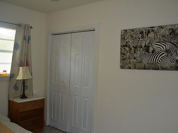 bedroom with queen bed