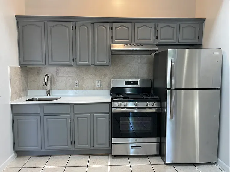 235 Starr St #2L — Photo 2