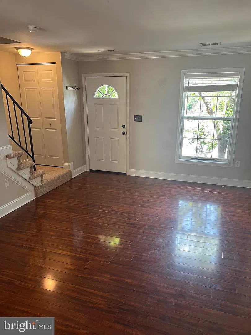 3 bed, 1.5 bath, 1024 sqft, $2,095 — Photo 2