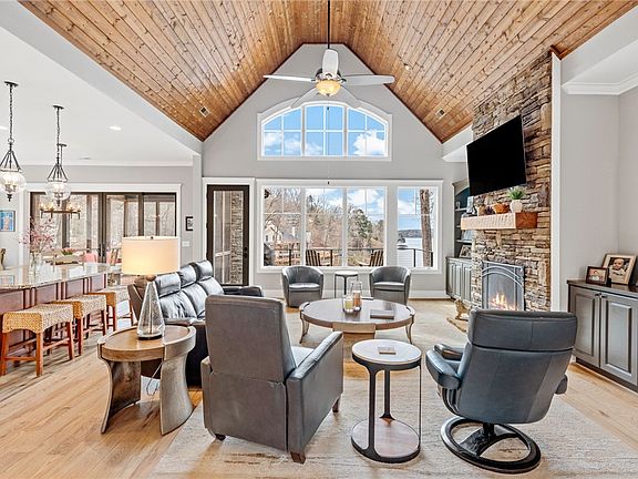 5th image of 827 Top Ridge Dr