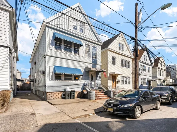 15 Newark Bay Ct, Bayonne, NJ 07002