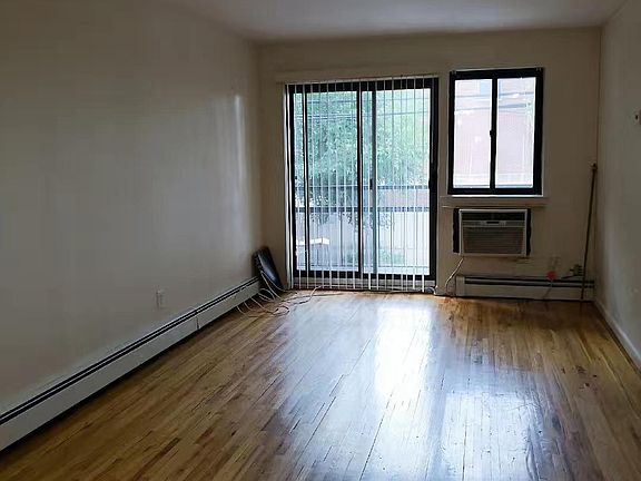 3rd image of 14924 Roosevelt Ave