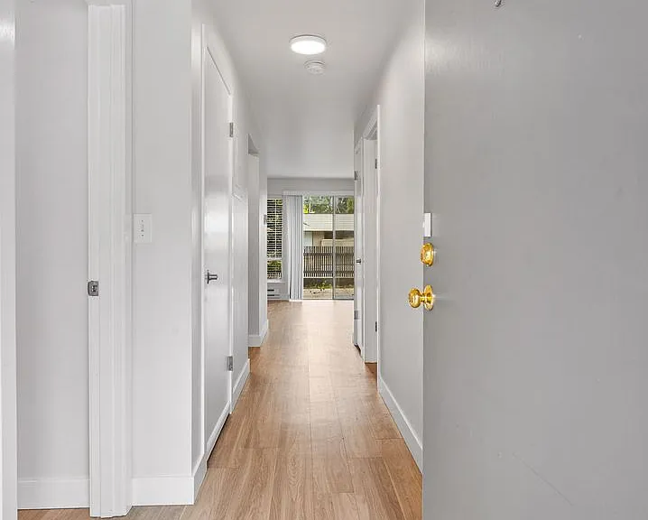 Van Lloyd Apartments — Photo 18