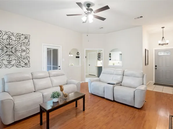 521 Wild Springs Dr, Midlothian, TX 76065