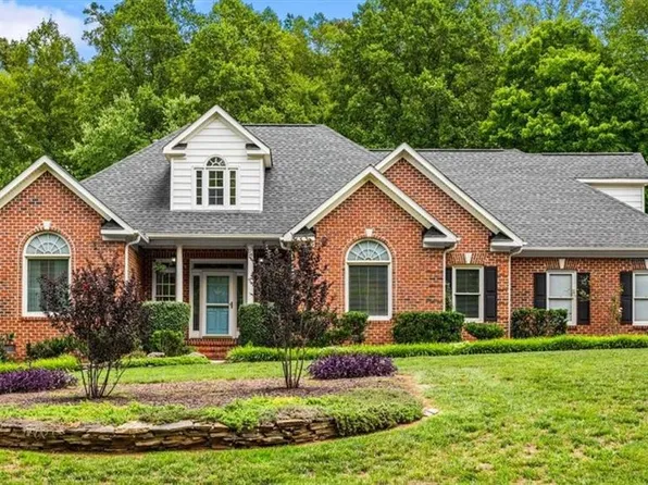 1912 Ridge Oaks Ct, Oak Ridge, NC 27310