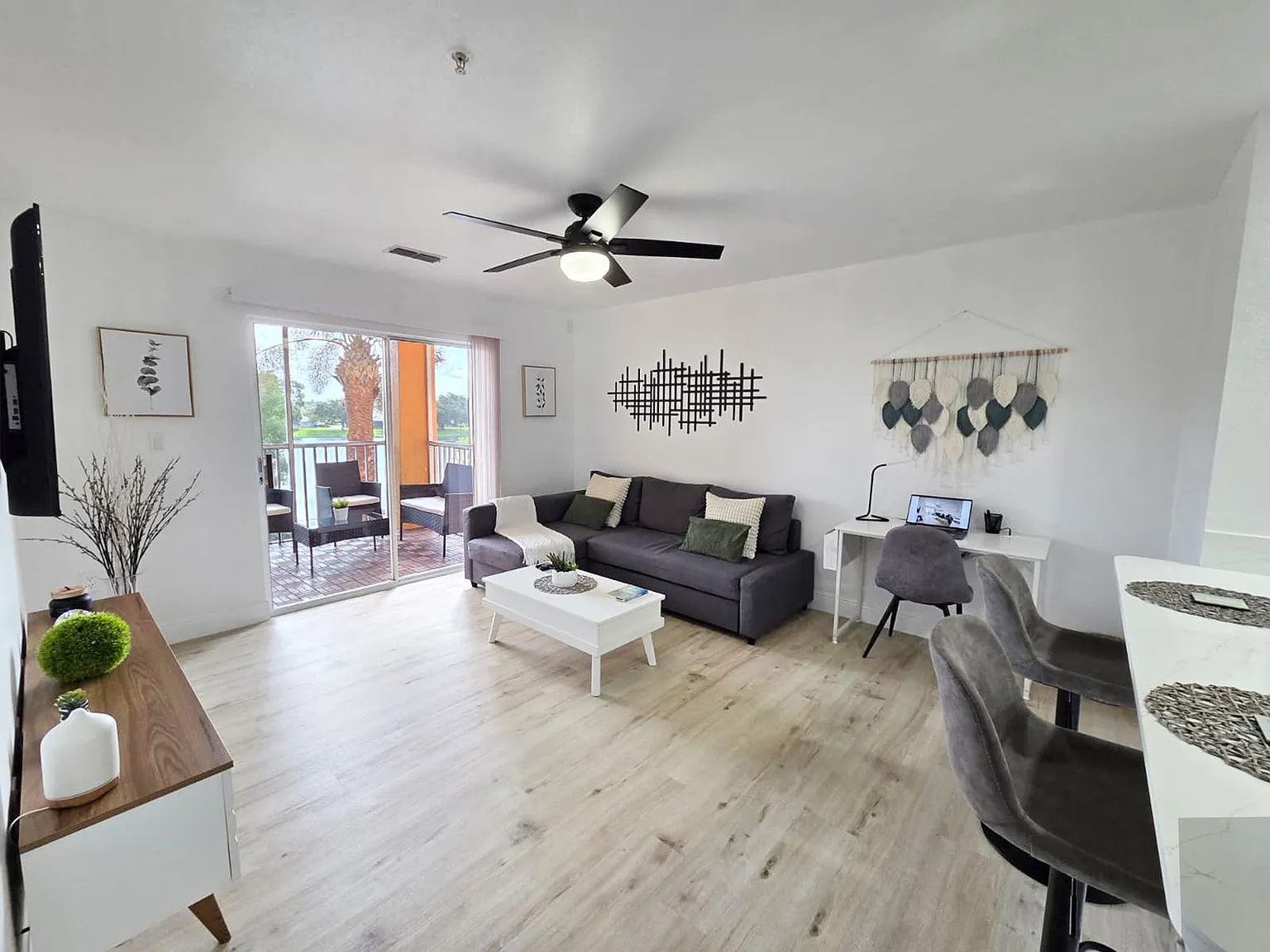 1 bed, 1.0 bath, 734 sqft, $2,350 — Photo 2