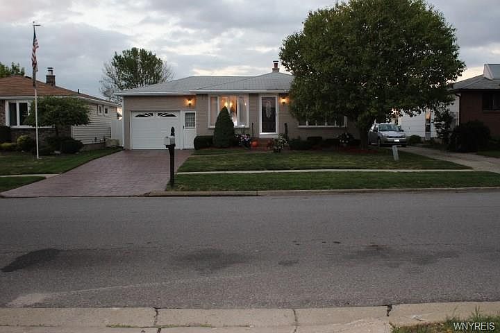 1st image of 76 Castlewood Dr