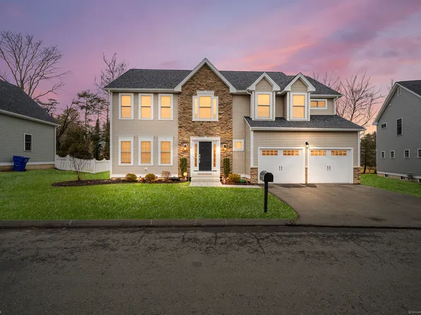 8 Gledhill Lane #8, West Hartford, CT 06117