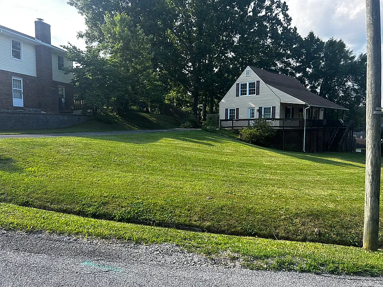 Lyle Ln — Photo 35
