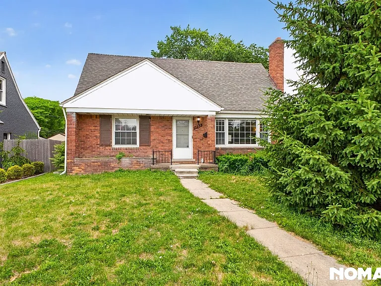 1723 Edgewood Dr — Photo 1