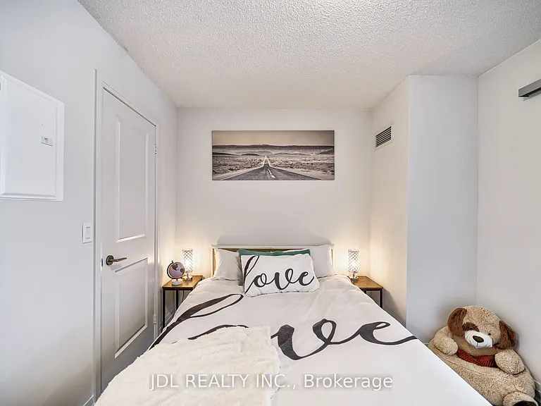 20 Meadowglen Pl #334 — Photo 8