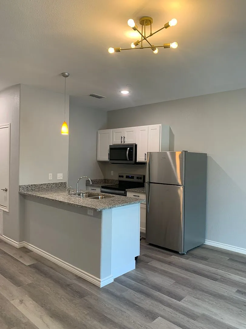 One Bedroom Open Floor Plan — Photo 1