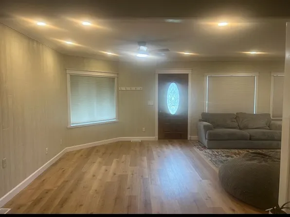 306 S 13th Ave, Broken Bow, NE 68822