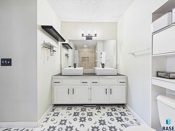 4th image of 610 E 57th St