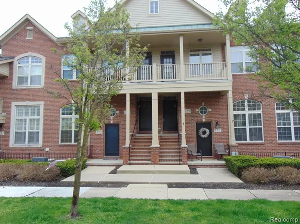 129 E Bay Dr, Walled Lake, MI 48390