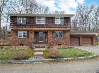 16 Windbeam Ln, Ringwood, NJ 07456
