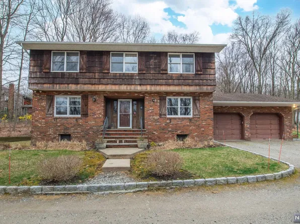 16 Windbeam Ln, Ringwood, NJ 07456
