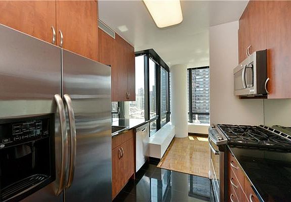 4th image of 420 E 61st St APT 31F