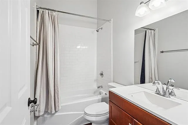 1423 Columbus St — Photo 13