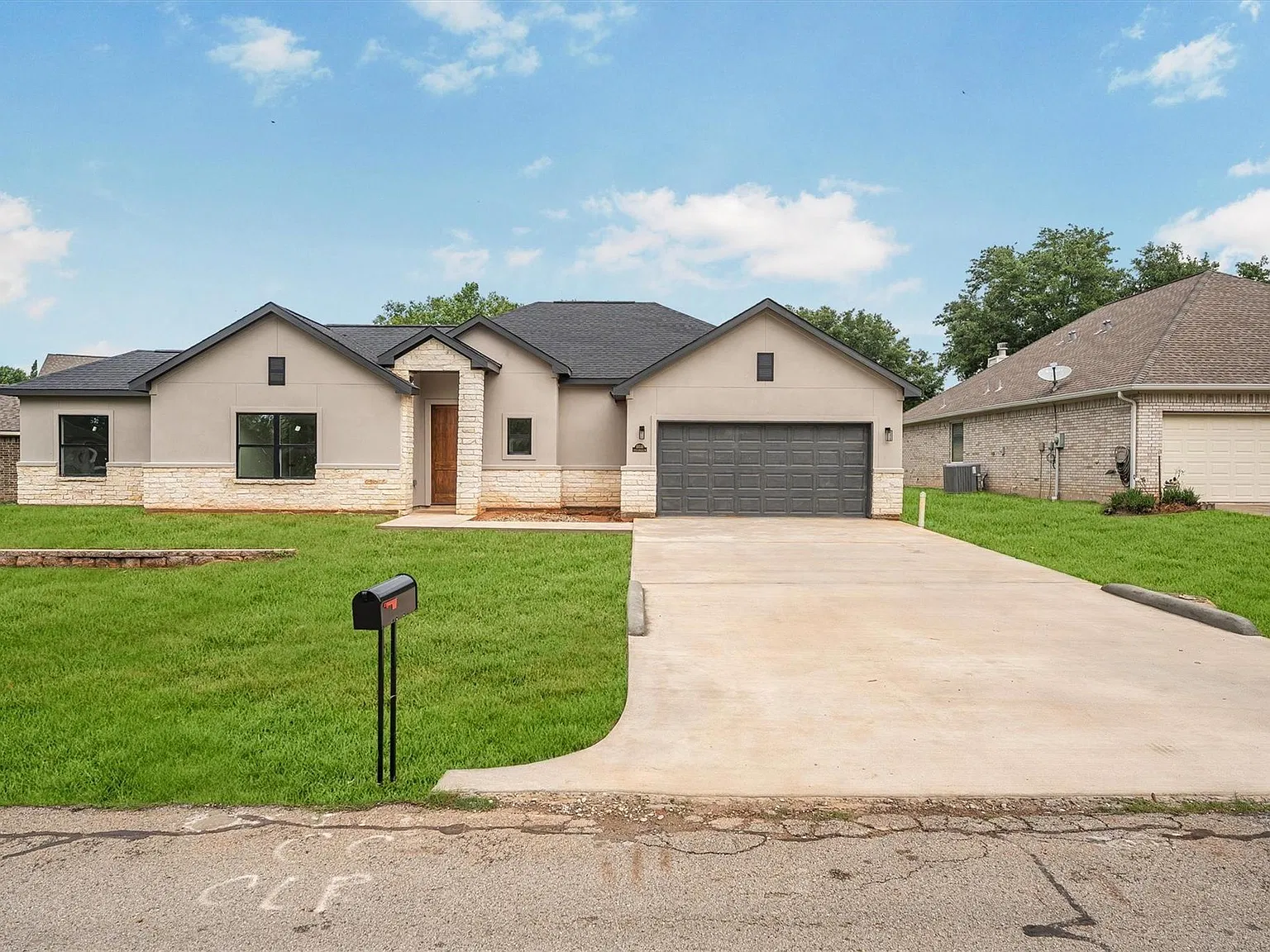 4 bed, $2,500 — Photo 3