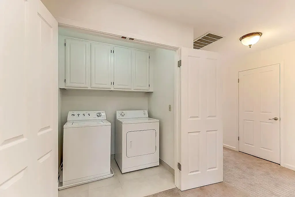 3 bed, 2.5 bath, 1676 sqft, $5,250 — Photo 2