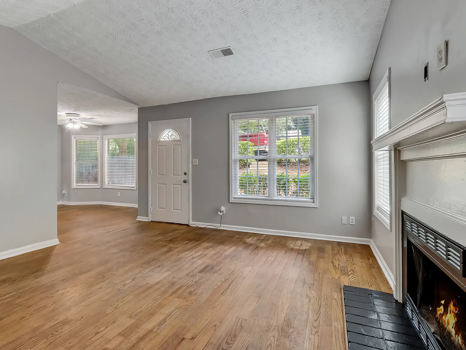 3 bed, 1242 sqft, $2,050 — Photo 2