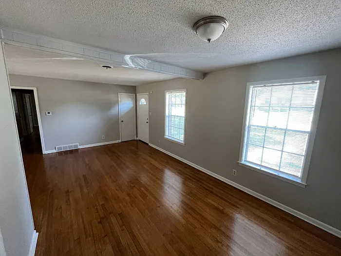3 bed, 2.0 bath, 1305 sqft, $1,395 — Photo 3