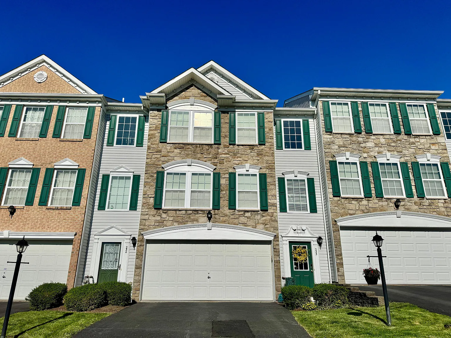 233 Grace Manor Dr — Photo 2