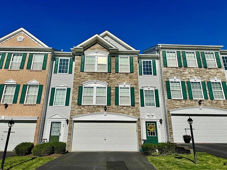 233 Grace Manor Dr — Photo 2