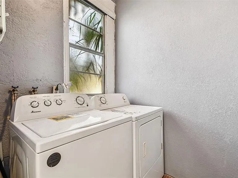 2102 W La Salle St — Photo 29