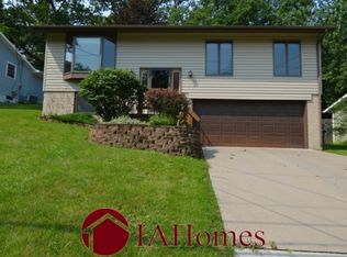 1338 Hillside Dr NW, Cedar Rapids, IA 52405