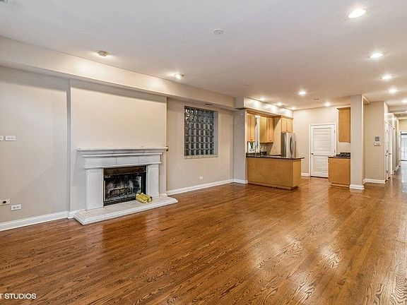 3rd image of 727 W Belmont Ave
