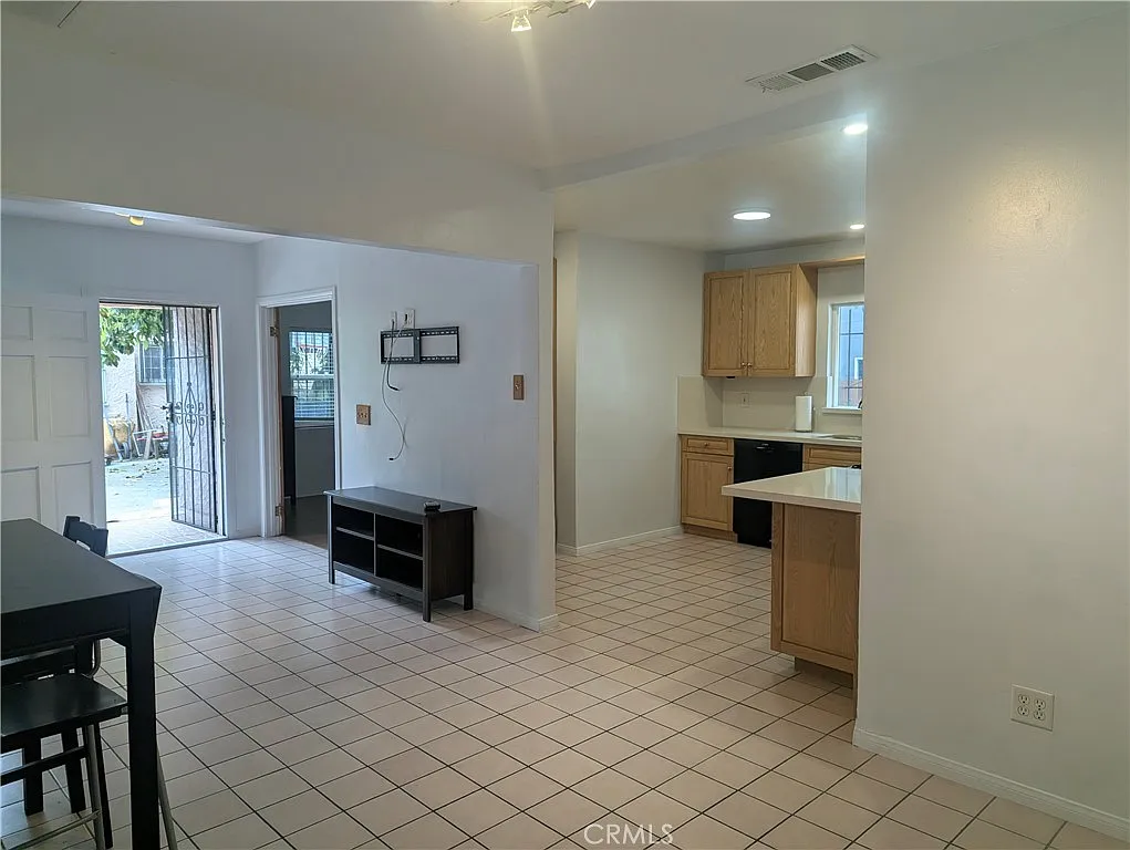1 bed, 660 sqft, $2,300 — Photo 3