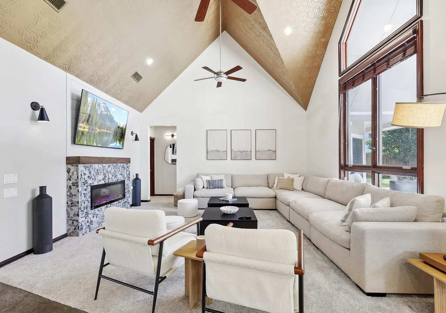 The Perfect Getaway 5BR/4BA with Pool & Hot Tub — Photo 3