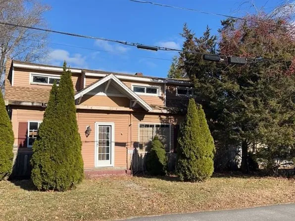 79 Suburban Pkwy, Warwick, RI 02889